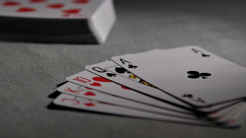 Jugar al poker: qué es mejor: ¿online o en persona?