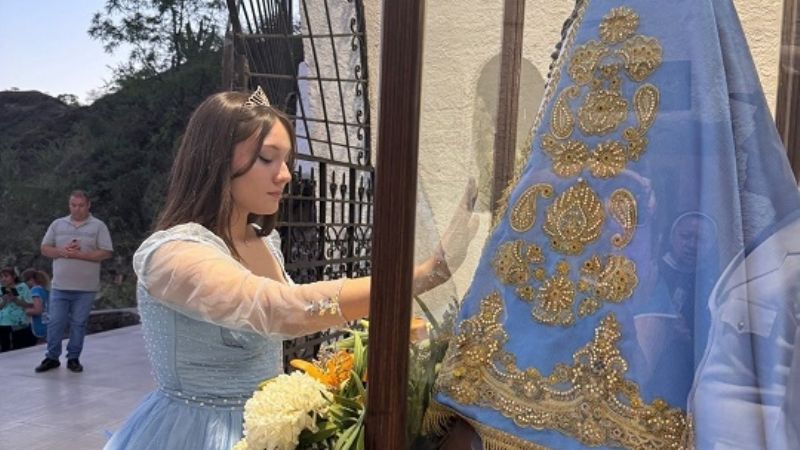 Quinceañeras se consagraron a la Virgen en el Santuario de la Gruta