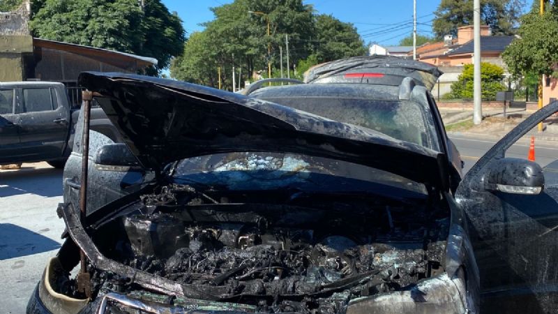 Camioneta se incendia en plena avenida Presidente Castillo