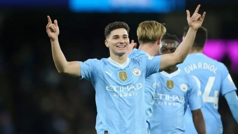 Julián Álvarez festejó los 24 con un “doblete”