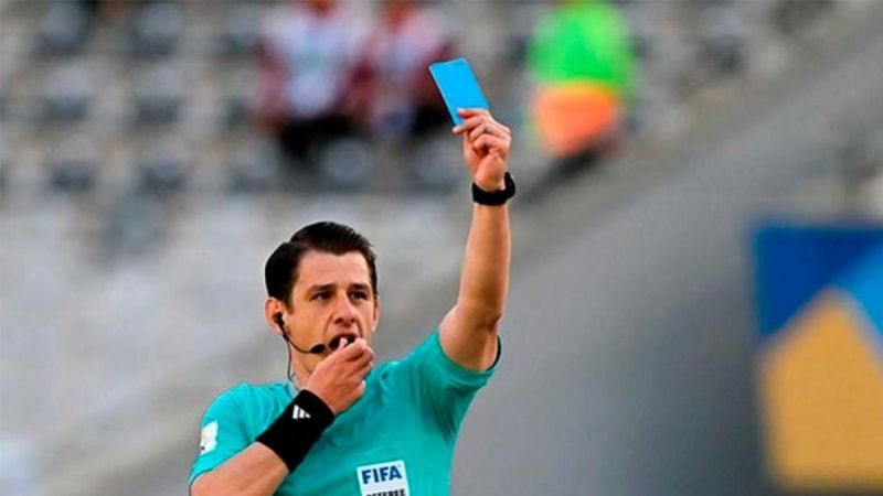 ¿Se viene la tarjeta azul en el fútbol?