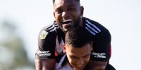 GOLEADORES. El colombiano Borja abraza al correntino Herrera, festejando el 2do. del 