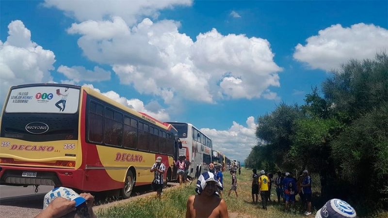 Gran caravana de hinchas de Sarmiento llegó a Catamarca
