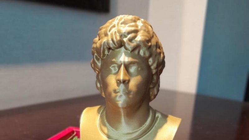 Cambió los banderines por el homenaje a Maradona