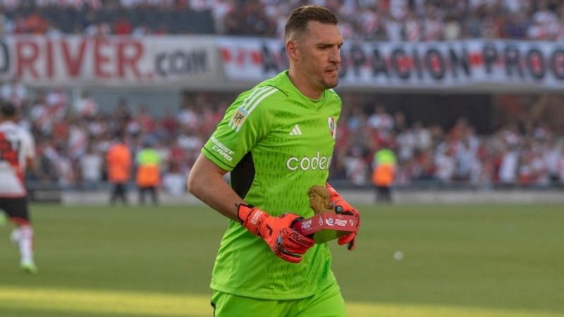 Cambió los banderines por el homenaje a Maradona