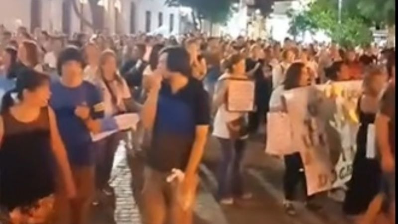 Nutrida protesta de docentes autoconvocados