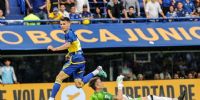 KEVIN ZENÓN descarga la pelota hacia el arco, en el triunfo de Boca sobre Centra Córdoba.