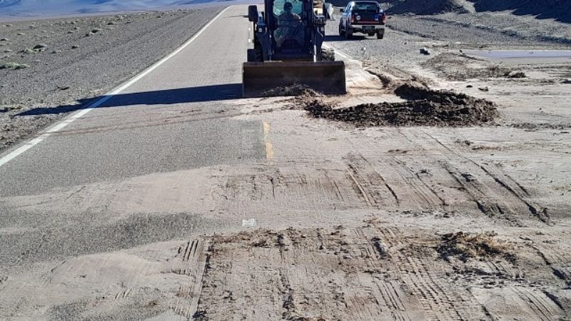 Despejan derrumbe en la Quebrada Las Angosturas