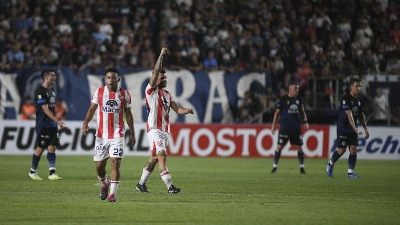 Instituto ganó en Mendoza y lidera con River