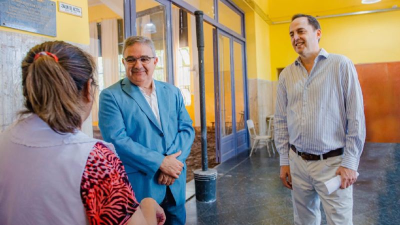 Raúl recorrió y supervisó trabajos en escuelas de Capital 