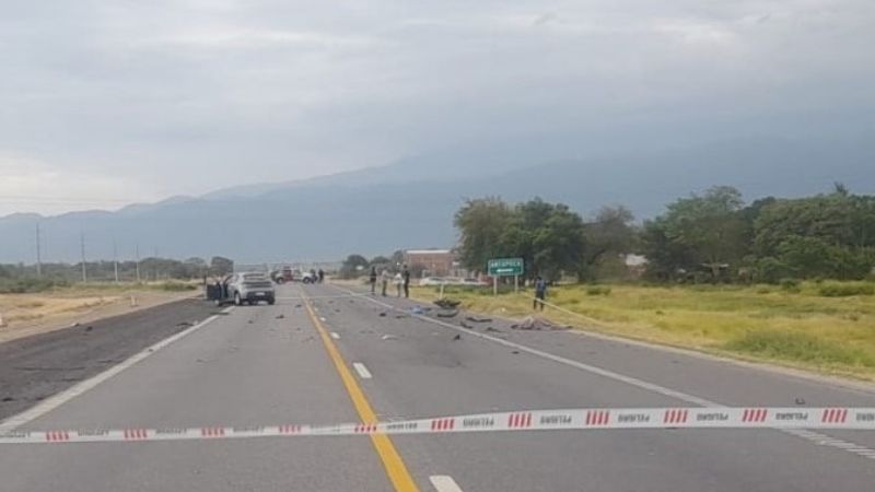 Violento choque entre un auto y una moto dejó una persona fallecida