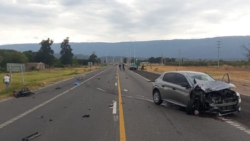 Violento choque entre un auto y una moto dejó una persona fallecida