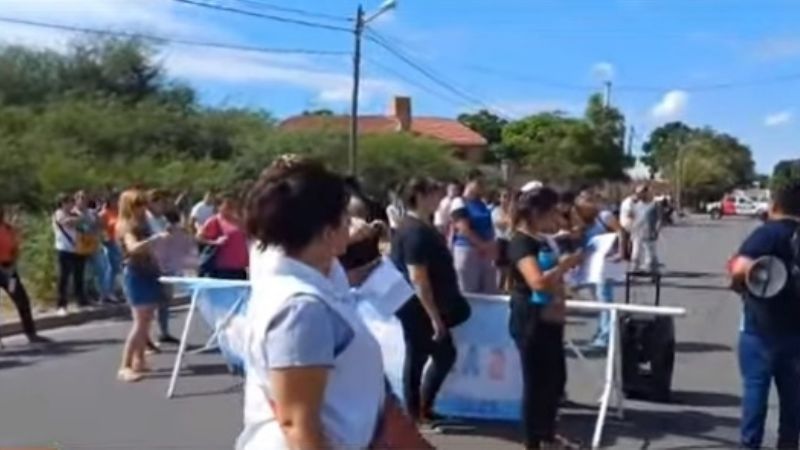 Autoconvocados furiosos con los gremios educativos
