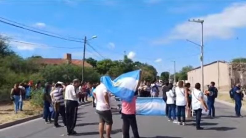 Autoconvocados furiosos con los gremios educativos