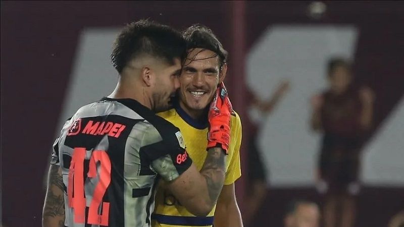 Acosta a Cavani:  "Le dije que el domingo mojaba”