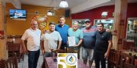 AUTORIDADES del Círculo de Periodistas Deportivos de Catamarca con sus pares del Club Obreros de San Isidro.