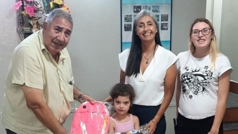 Entrega de kit escolares para empleados de comercio