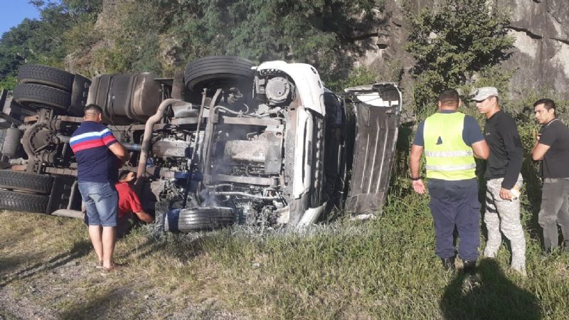 Volcó un camión y falleció el conductor
