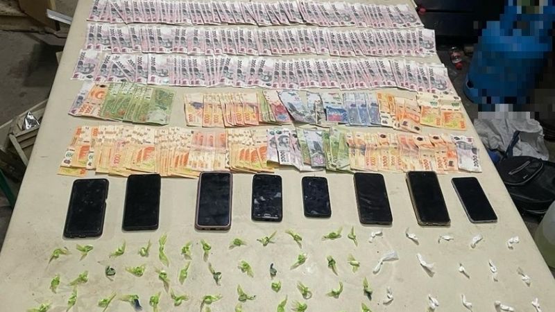 Detienen a dos mujeres, secuestran droga y más de medio millón de pesos