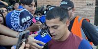 Los jugadores firmando autógrafos en el banderazo de los hinchas de Talleres. 