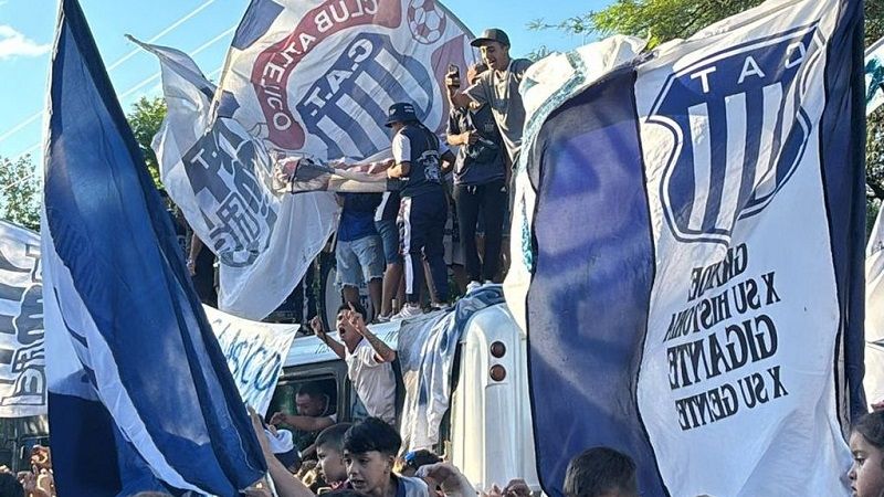 Banderazo “tallarín” antes del duelo en Alberdi
