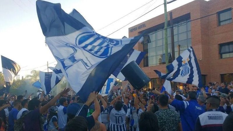 Banderazo “tallarín” antes del duelo en Alberdi