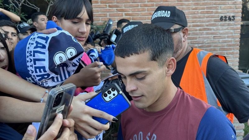 Banderazo “tallarín” antes del duelo en Alberdi