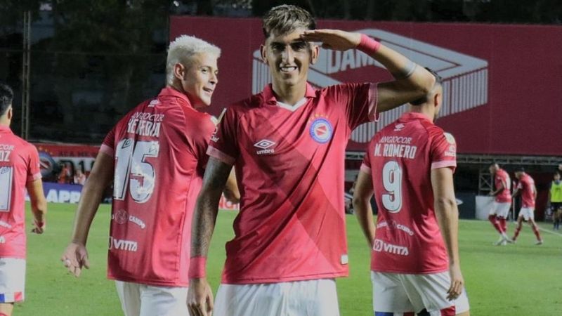 Argentinos ganó y lidera; empate de Defensa-Riestra