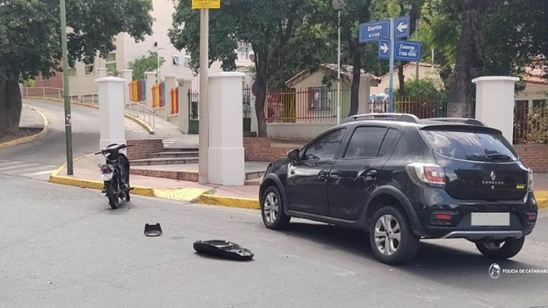 Choque entre un auto y una moto dejó dos heridos