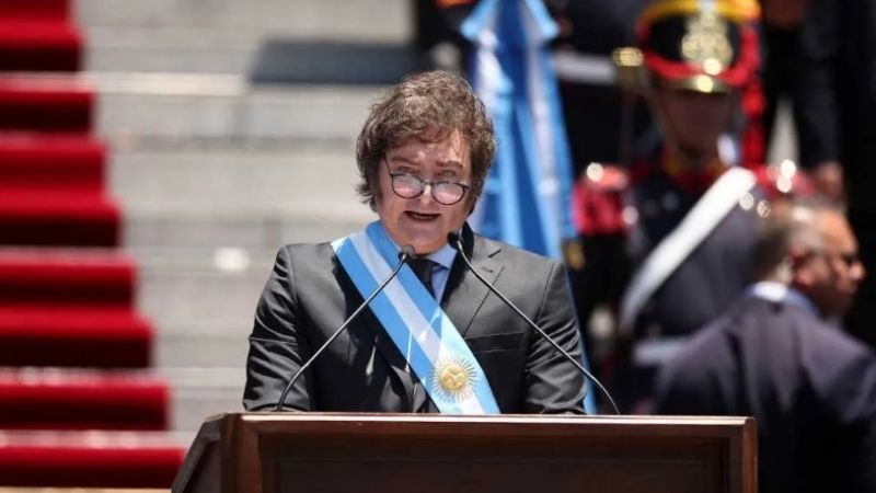 Milei hizo instalar un atril desde donde hablará el viernes