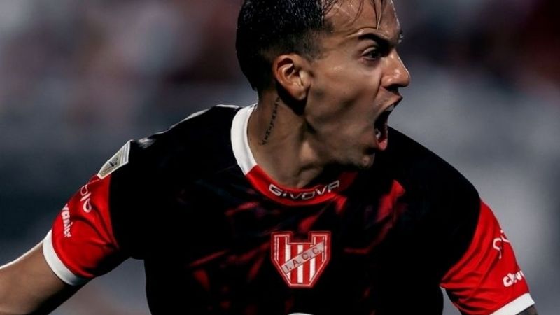 “La Gloria” ganó en La Plata y llegó a la cima