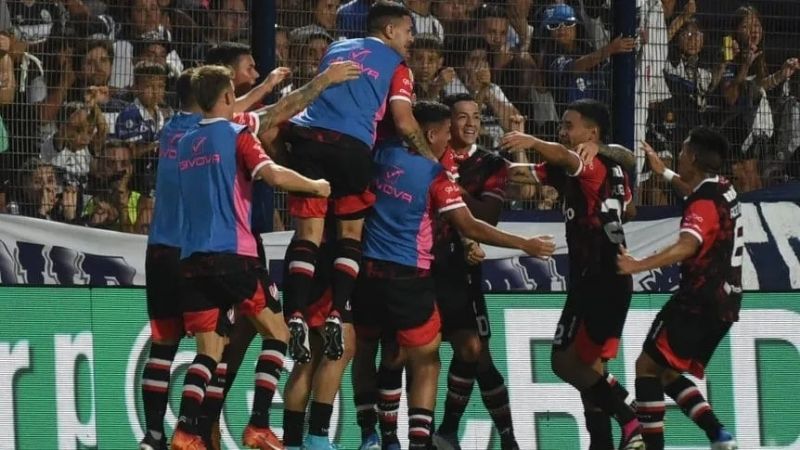 “La Gloria” ganó en La Plata y llegó a la cima