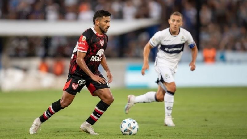 “La Gloria” ganó en La Plata y llegó a la cima