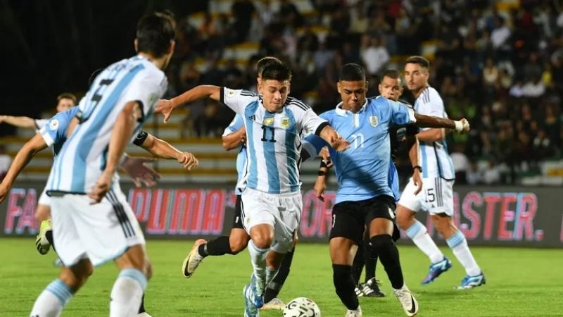 Argentina igualó con Uruguay y quedó primero en su grupo
