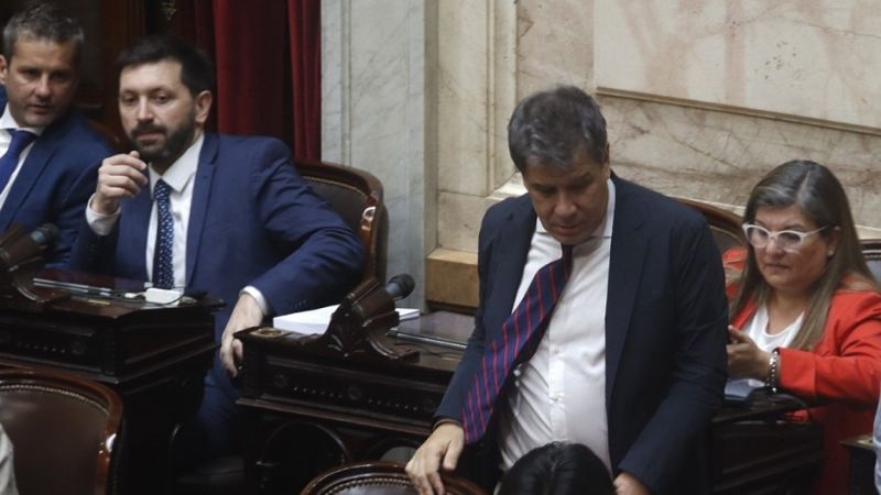 Manes votó contra la ley ómnibus y fue aplaudido por peronistas