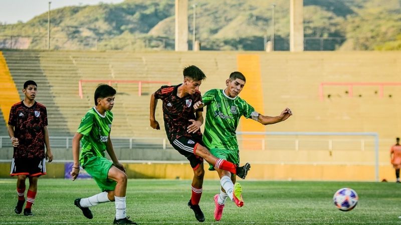 Pibes de River pasaron invictos por el “Bicentenario”