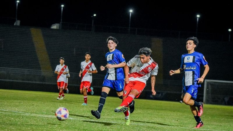 Pibes de River pasaron invictos por el “Bicentenario”