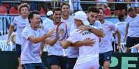 EUFORIA del equipo argentino, en el abrazo a Báez, por conseguir el regreso de Argentina al Grupo Mundial de la Copa Davis.
