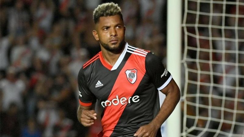 River goleó 3-0 a Excursionistas