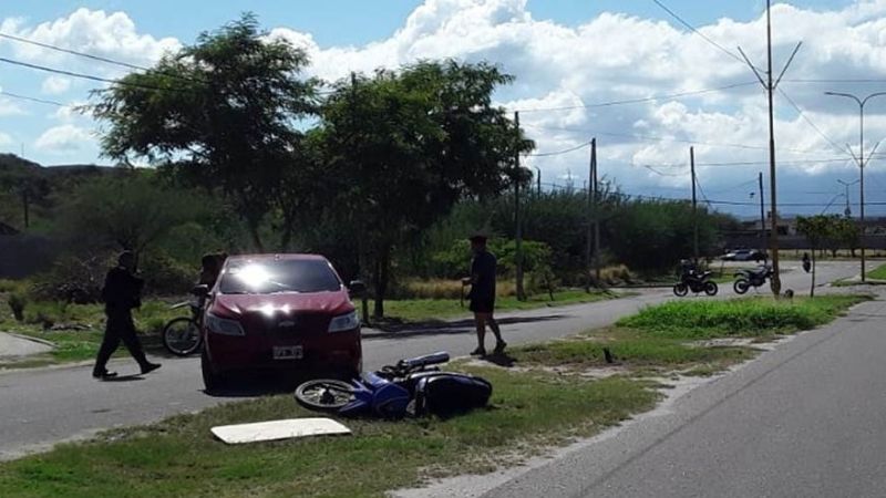 Chocaron un auto y una moto