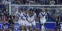 VÉLEZ le ganó un partido clave a Instituto, con el gol de cabeza de Elías Gómez, y lidera la Zona A.