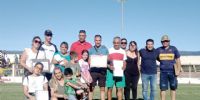 LUCAS CISTERNAS, presidente de la Liga Chacarera, junto a familiares de Octavio Pacheco y Juana Graciela Salcedo de Carrizo cuyos nombres identifican los torneos 2024.