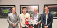 FLANQUEADO por el presidente y el vice de River, Mastantuono se mostró con el 2026 en su camiseta.
