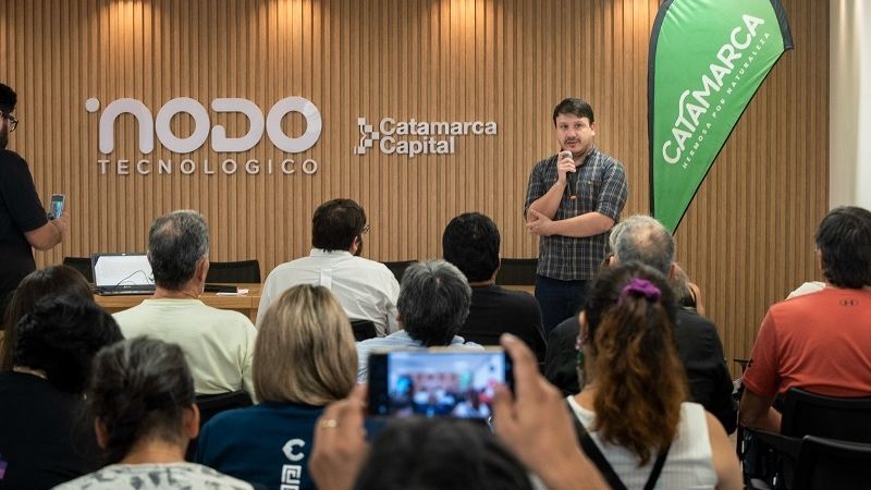 Artesanos participaron de un conversatorio para conmemorar su día