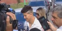 Sebastián Sosa, al llegar el lunes con su esposa a los Tribunales tucumanos.