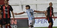 EL CORDOBÉS de Instituto, mateo Bajamich, festeja su gol, el primero para 