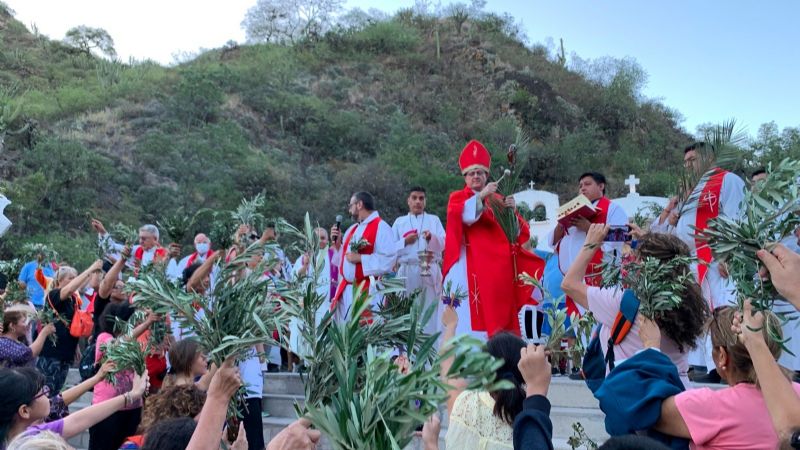Cientos de fieles peregrinaron a la Gruta de  la Virgen dando inicio a la Semana Santa