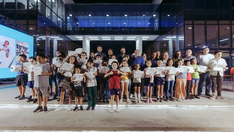 Más de 350 alumnos, niños y adultos, recibieron sus certificados