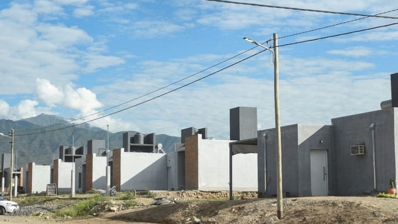 Saadi supervisó el avance de los trabajos de alumbrado público en Valle Chico