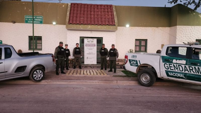 Padre e hijo, trasladaban 75 kilos de cocaína ocultos en una camioneta